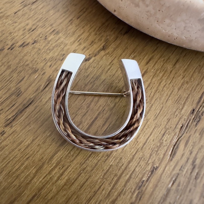 Signature Lucky Horseshoe Stockpin